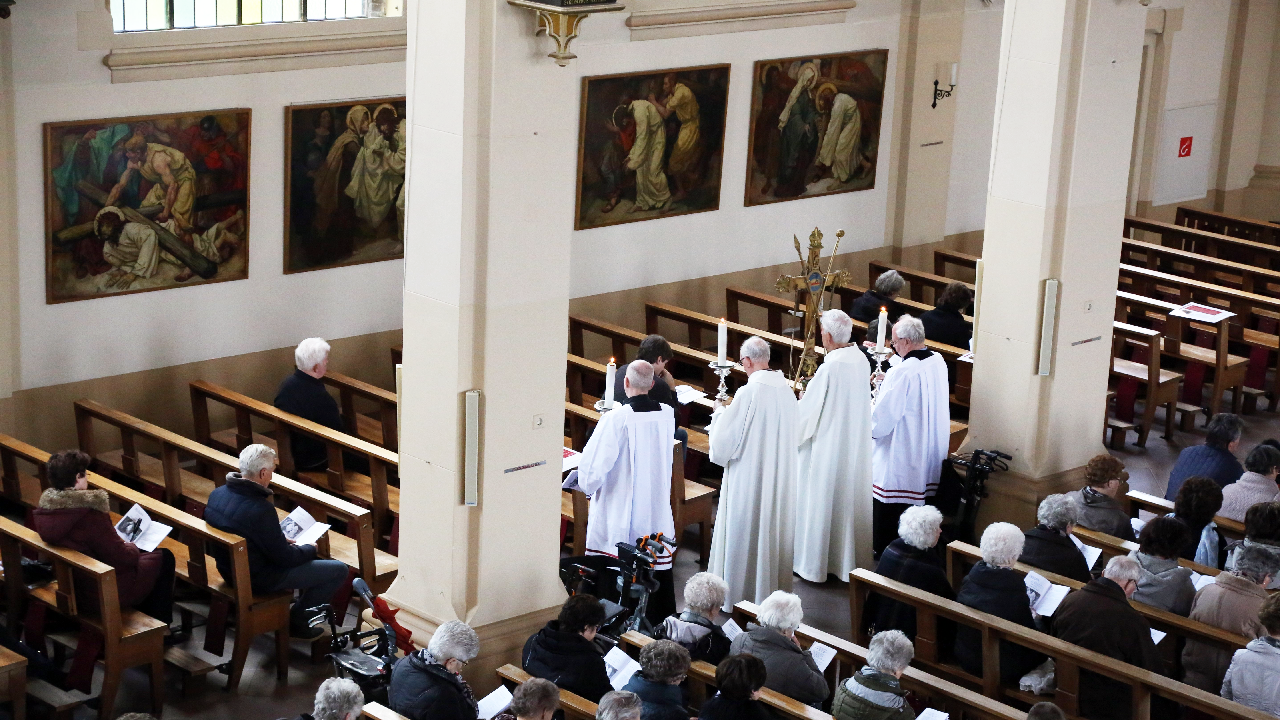 Kruisweg Op Goede Vrijdag In De Vincentiuskerk Nieuw Volendam